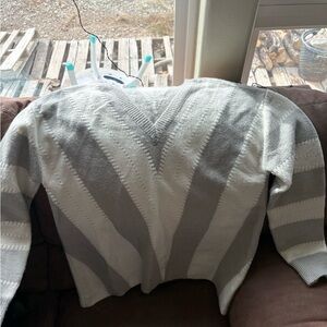 Women’s Gray and White Sweater